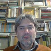 Docente di storia impartisce lezioni agli studenti di Liceo